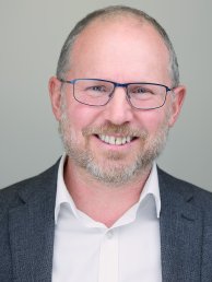 Head shot of Peter Hodson