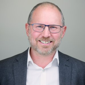 Head shot of Peter Hodson
